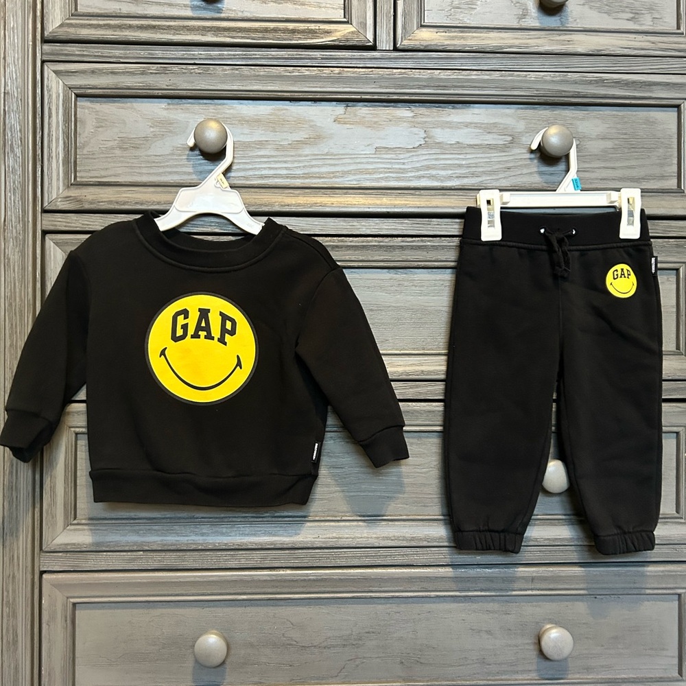 •Baby GAP•12-18 months•sweat shirt•Black Joggers•Yellow Smiley•